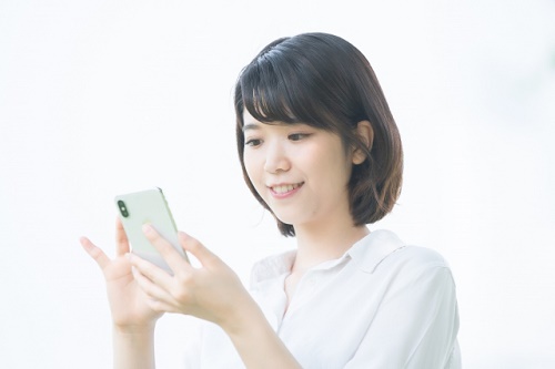 電話占いをする女