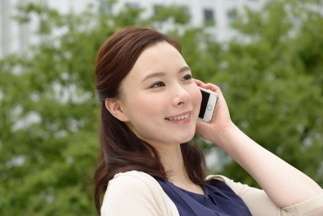 新宿・新大久保の当たる電話占いで恋愛相談をする女性